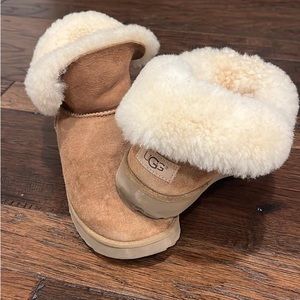 Womens Size 8 Chestnut UGGS.